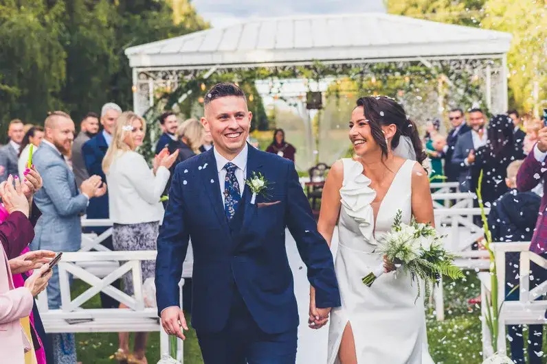 Zdjęcie Fotograf czy kamerzysta na wesele? Kluczowy wyb&oacute;r wspomnień