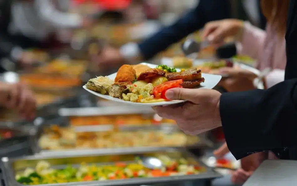 Zdjęcie Catering jako koszt firmy? Zasady, VAT i jak uniknąć błędów!
