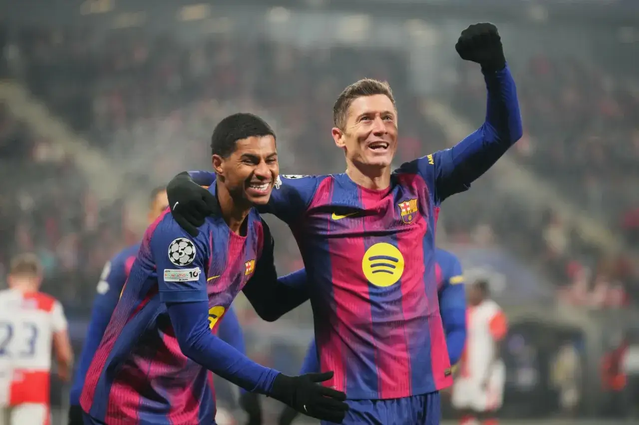 Piłkarze Barcelony, w tym Robert Lewandowski, świętują bramkę. Ile goli ma Lewandowski? Tego dnia dodał kolejne do swojego imponującego dorobku.