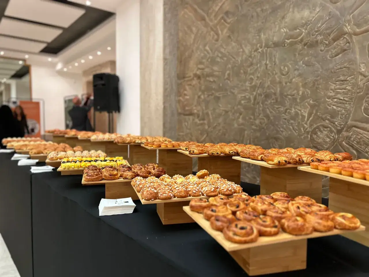 Buffet de viennoiseries variées, parfait pour organiser un petit déjeuner pour 30 personnes.