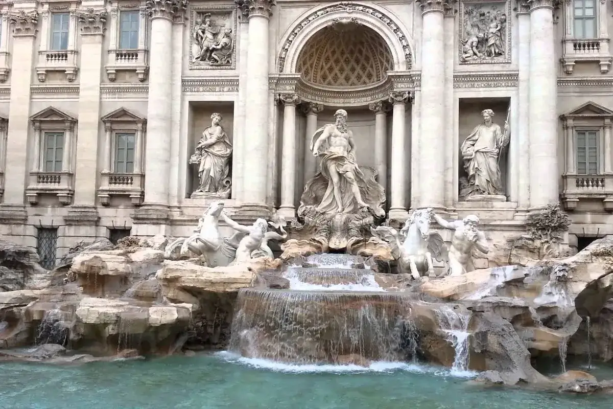 Fontana di Trevi, uno dei pi&ugrave; celebri posti a Roma, con statue maestose e cascate d'acqua.