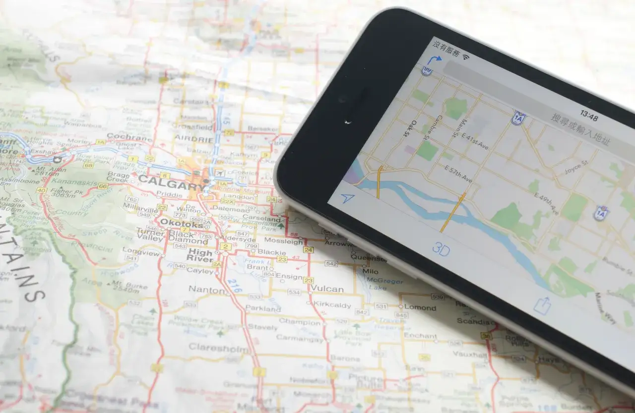 Stara mapa papierowa vs smartfon z nawigacją