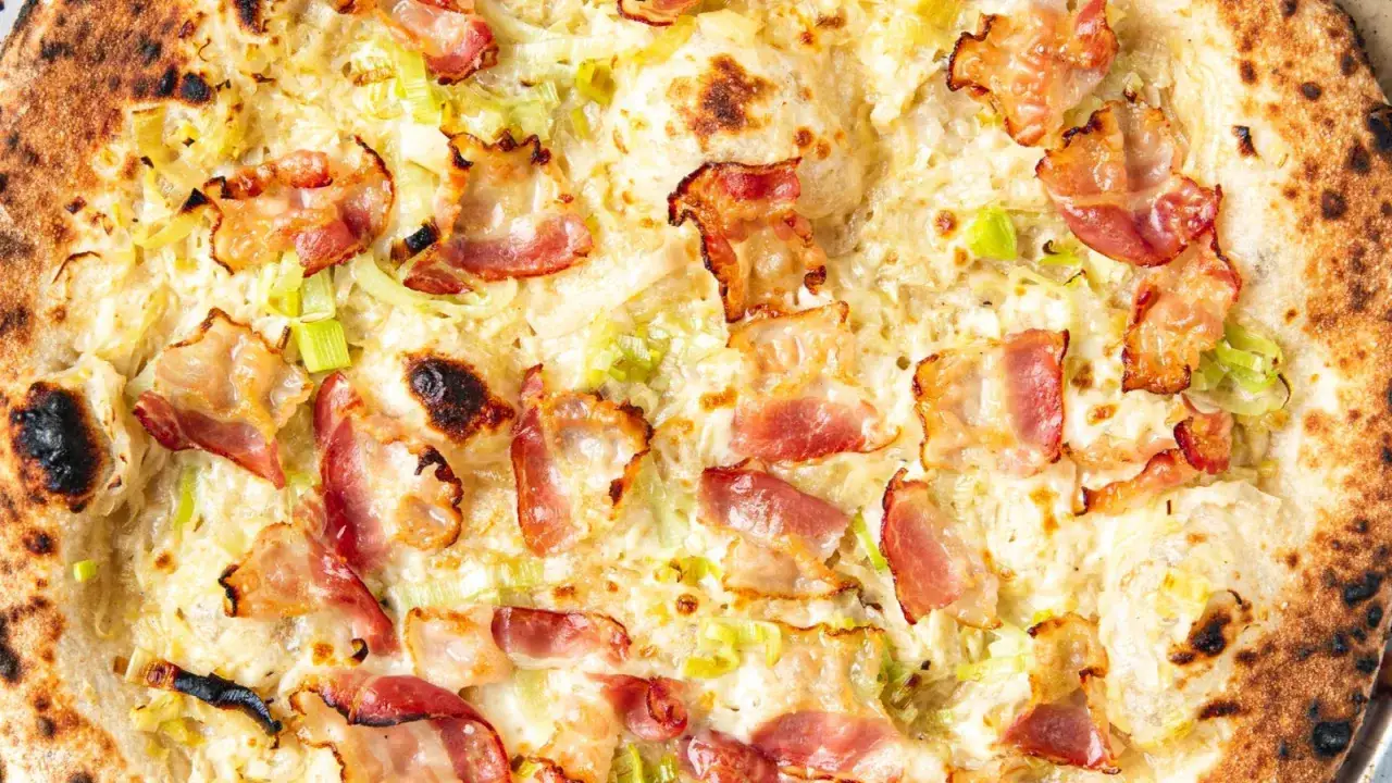 Chrupiąca pizza z boczkiem i porem, polana kremowym sosem porowym. Idealna na szybki obiad.
