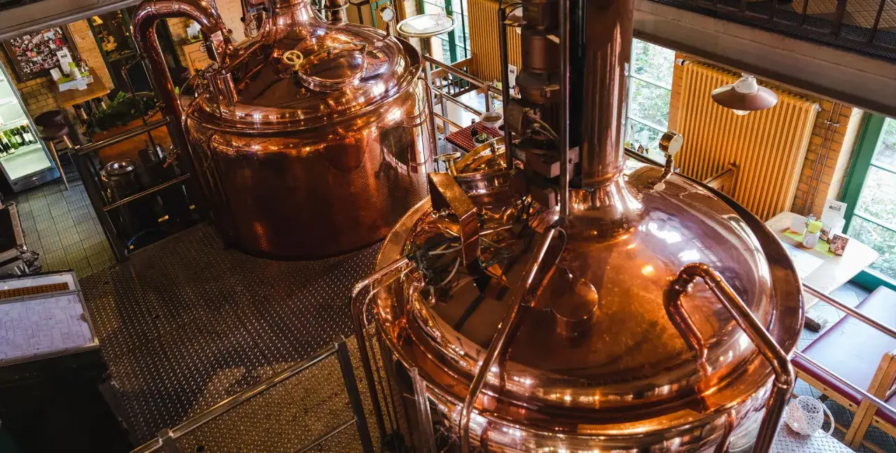Gl&auml;nzende Kupferkessel im Brauhaus Spandau, bereit f&uuml;r die Bierherstellung.