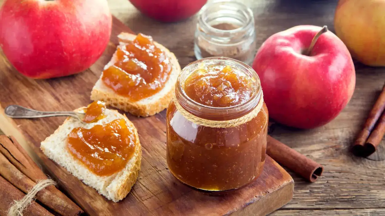 Ein Glas hausgemachte Apfelmarmelade, bereit zum Genießen. Das Apfelmarmelade Rezept ist einfach und das Ergebnis köstlich.
