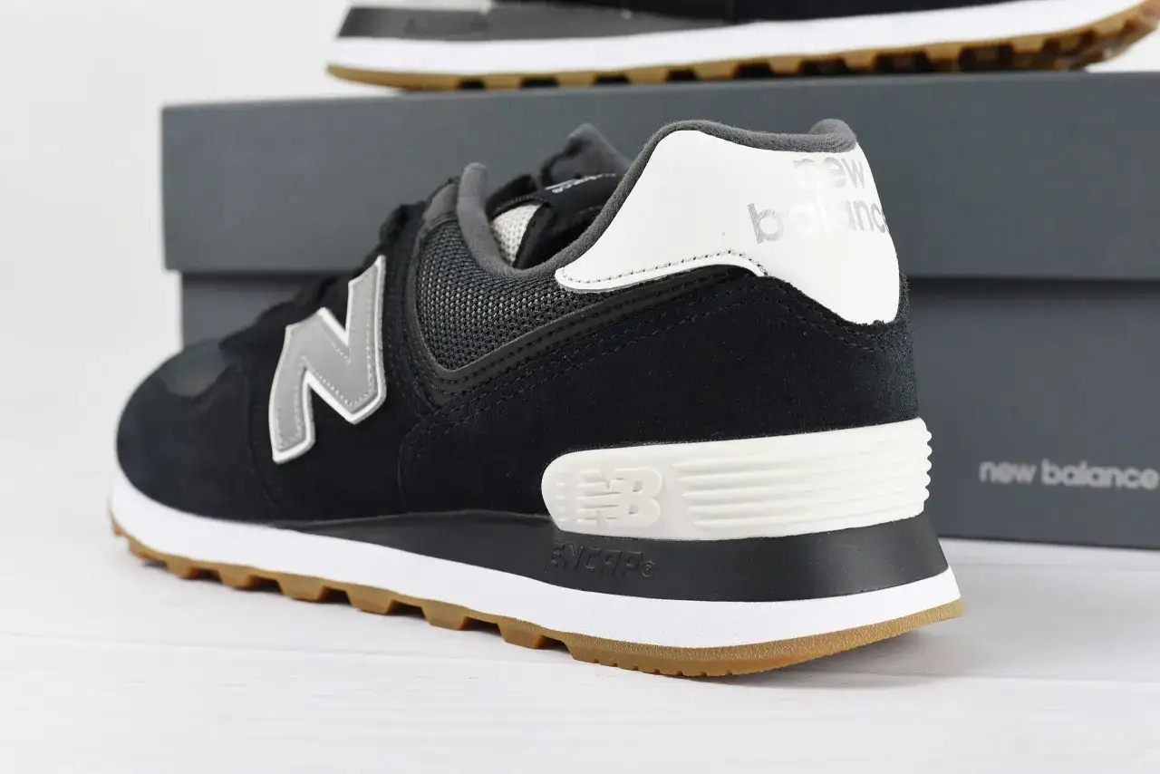 Schwarzer Sneaker mit weißem