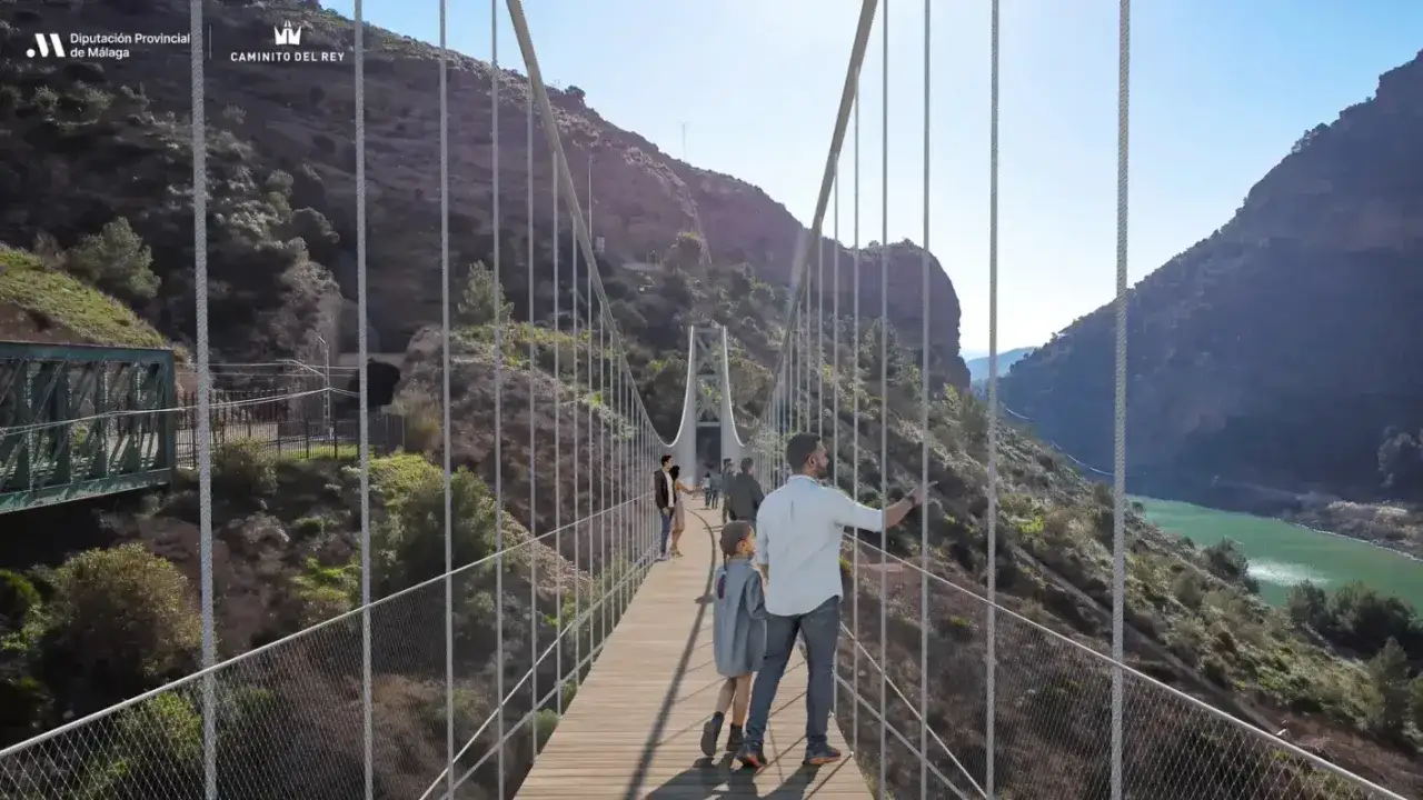 Menschen genie&szlig;en die Aussicht auf der H&auml;ngebr&uuml;cke des Caminito del Rey. Ein kleiner Unfall ereignete sich hier fr&uuml;her, doch heute ist der Weg sicher.