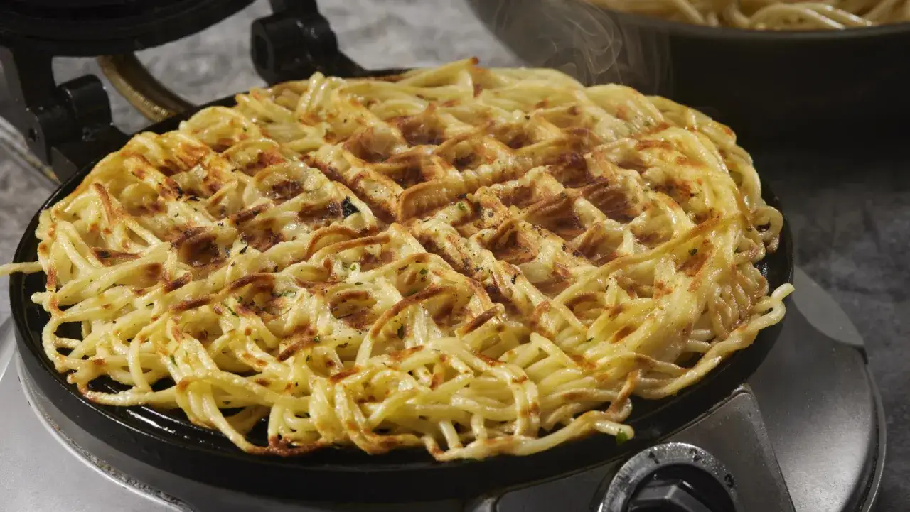 Une gaufre de p&acirc;tes dor&eacute;e et croustillante, une id&eacute;e originale pour savoir que faire avec un reste de p&acirc;tes.