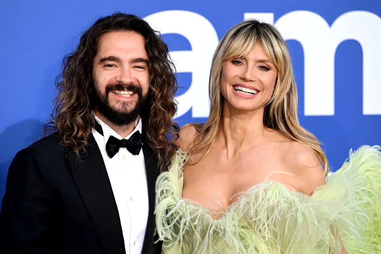 Uśmiechnięci Heidi Klum i Tom Kaulitz pozują do zdjęcia.