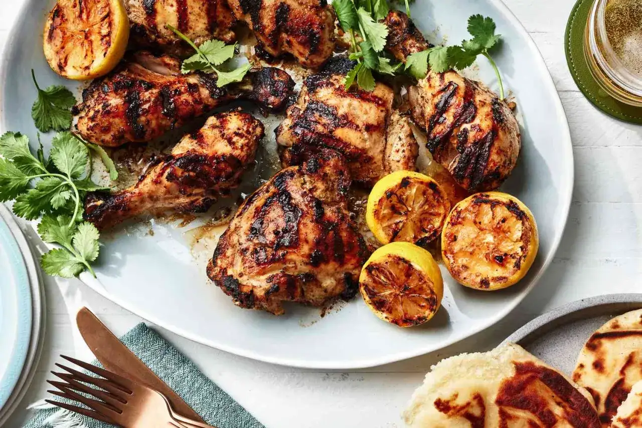 Saftig tandoori kyckling med grillade citroner och färsk koriander. Perfekt för en somrig middag.