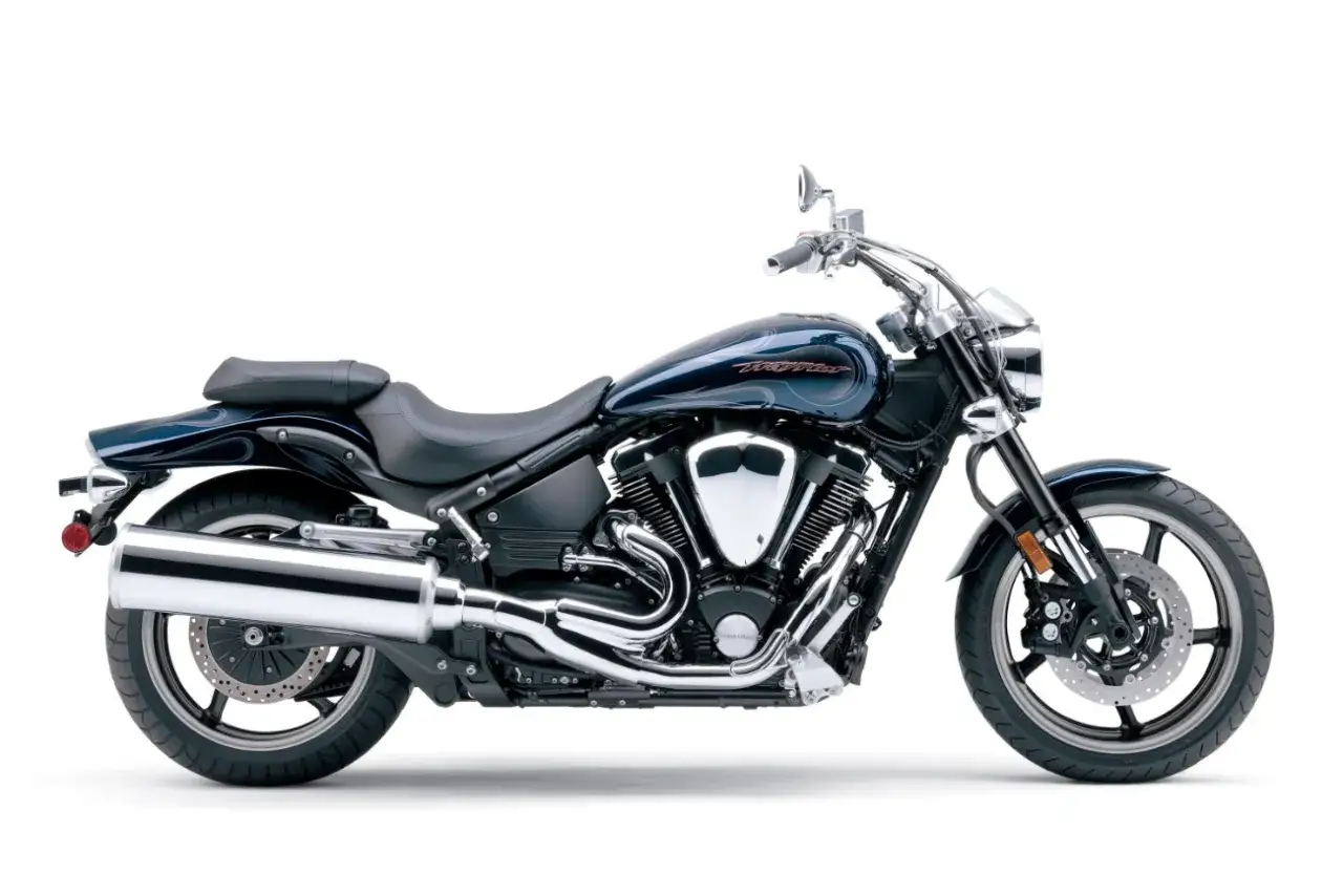 Stylowy, ciemnoniebieski **yamaha cruiser** z chromowanymi detalami i płomieniami na błotniku.