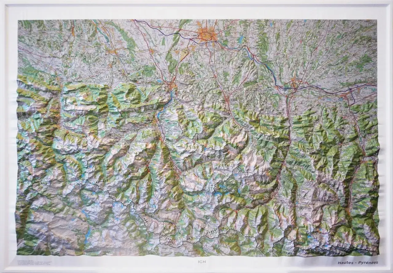 Carte en relief des Pyr&eacute;n&eacute;es, avec la l&eacute;gende IGN bien visible. Les reliefs verdoyants et les cours d'eau bleus se d&eacute;coupent sous les routes rouges.