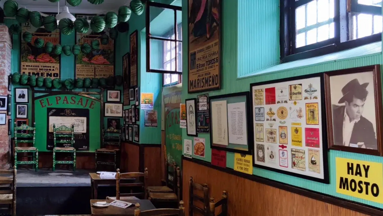 Un rinc&oacute;n con encanto para saber d&oacute;nde comer en Jerez de la Frontera. Decoraci&oacute;n taurina y flamenca, con carteles antiguos y fotos.