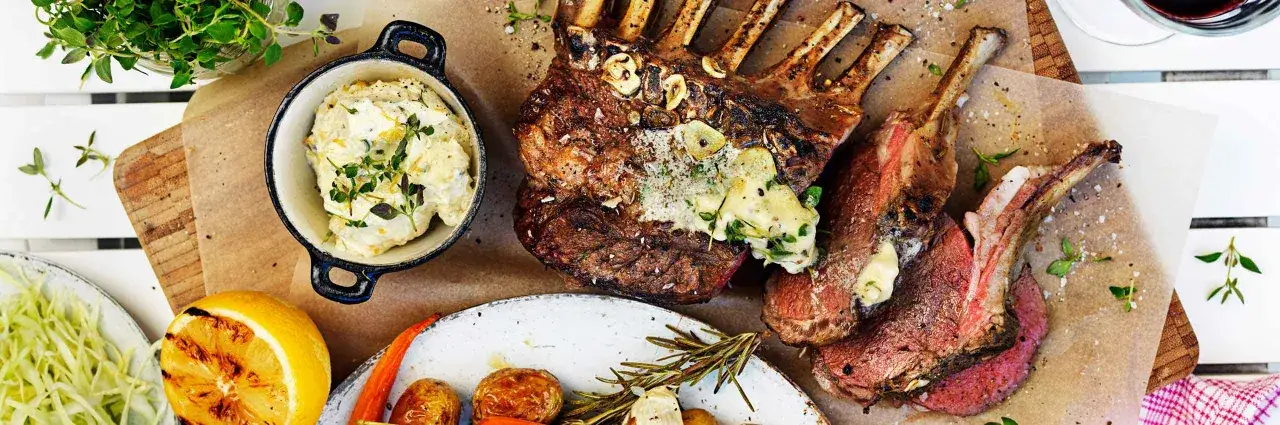 En saftig grillad lammkarr&eacute; med vitl&ouml;k och &ouml;rtsm&ouml;r, serverad med rostade rotfrukter och citron. Perfekt f&ouml;r en sommarkv&auml;ll.