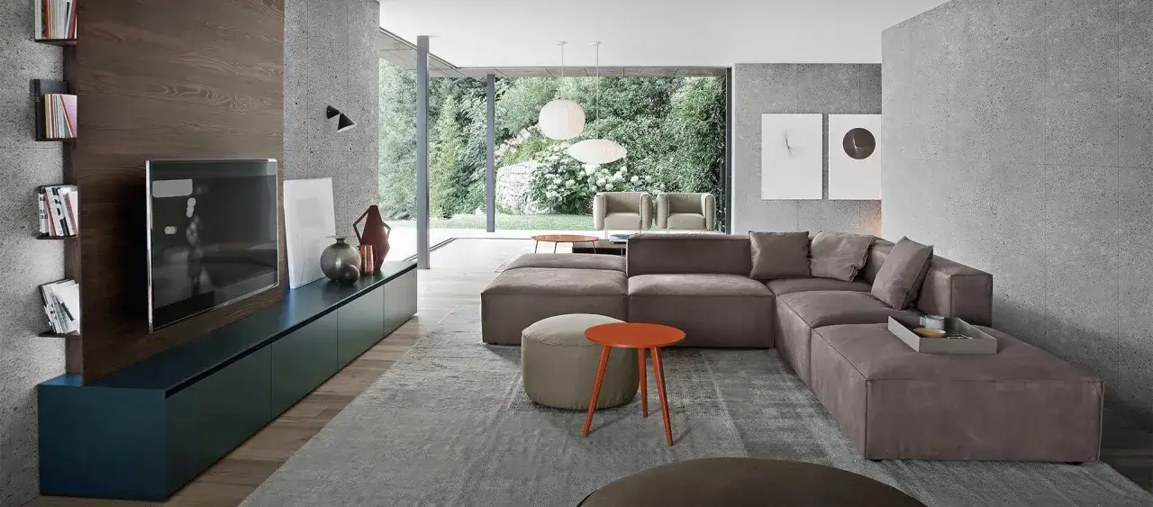 Gemütliches Wohnzimmer mit großem Sofa und Fernseher. Der ideale **Abstand Fernseher Sofa** für entspannte Filmabende.