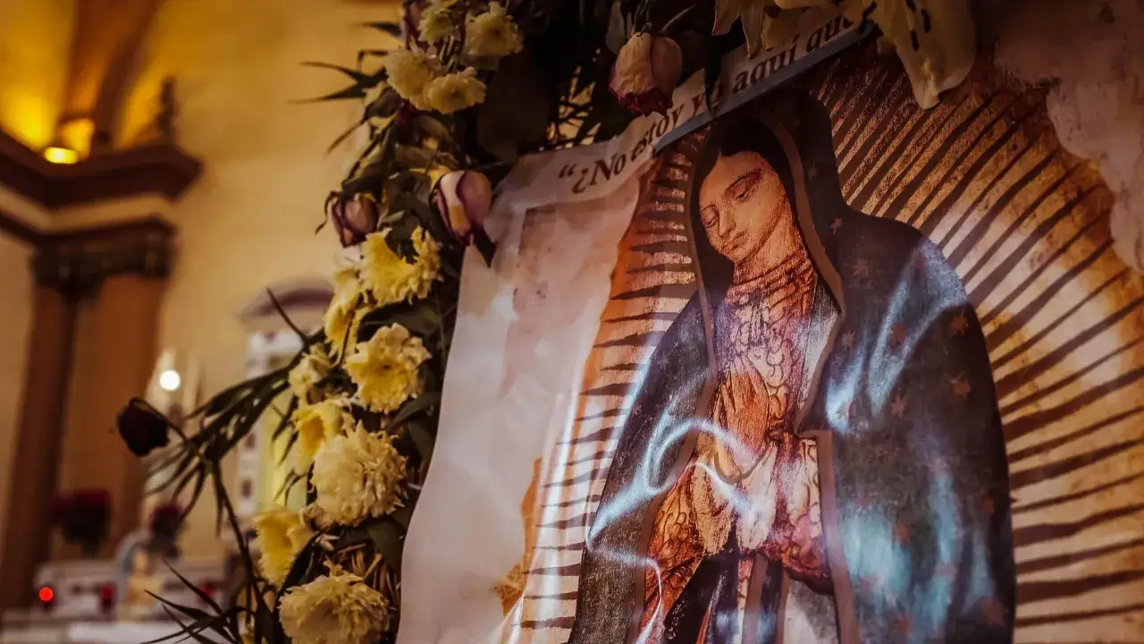 Obraz Matki Boskiej z Guadalupe, otoczony kwiatami. Badania NASA potwierdzają niezwykłe właściwości płaszcza.