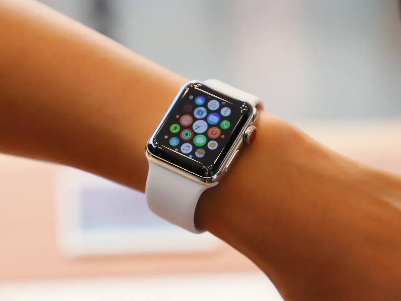 Apple Watch mit wei&szlig;em Armband, zeigt App-Icons. Wenn etwas nicht stimmt, hilft ein Apple Watch Hard Reset.