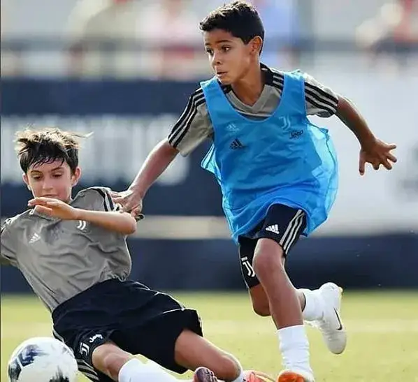 Cristiano Ronaldo Jr gra w piłkę
