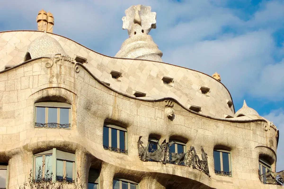 Edificio con fachada ondulada y detalles org&aacute;nicos, un ejemplo ic&oacute;nico del **art nouveau**.