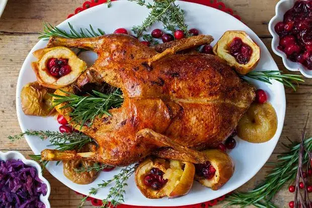 pieczona kaczka w całości podana na półmisku