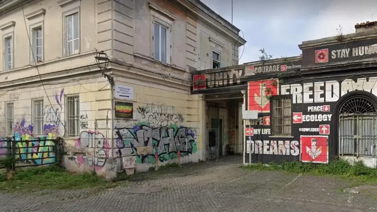 Ingresso del centro Ararat, con graffiti colorati e scritte come 