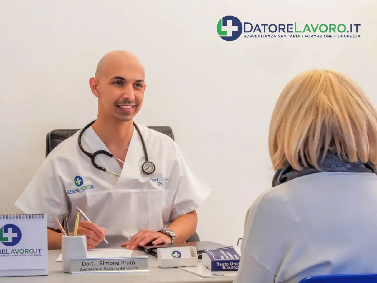 Medico del lavoro visita paziente. Se il medico del lavoro non dà idoneità, si discute il percorso da seguire per tutelare il lavoratore.