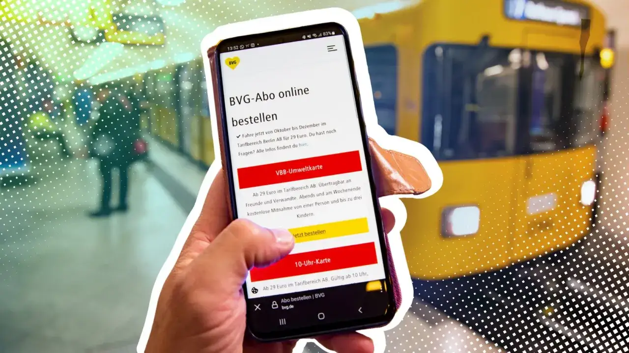 Ein Handy zeigt das Deutschlandticket der BVG. Perfekt für die Fahrt mit der U-Bahn in Berlin.