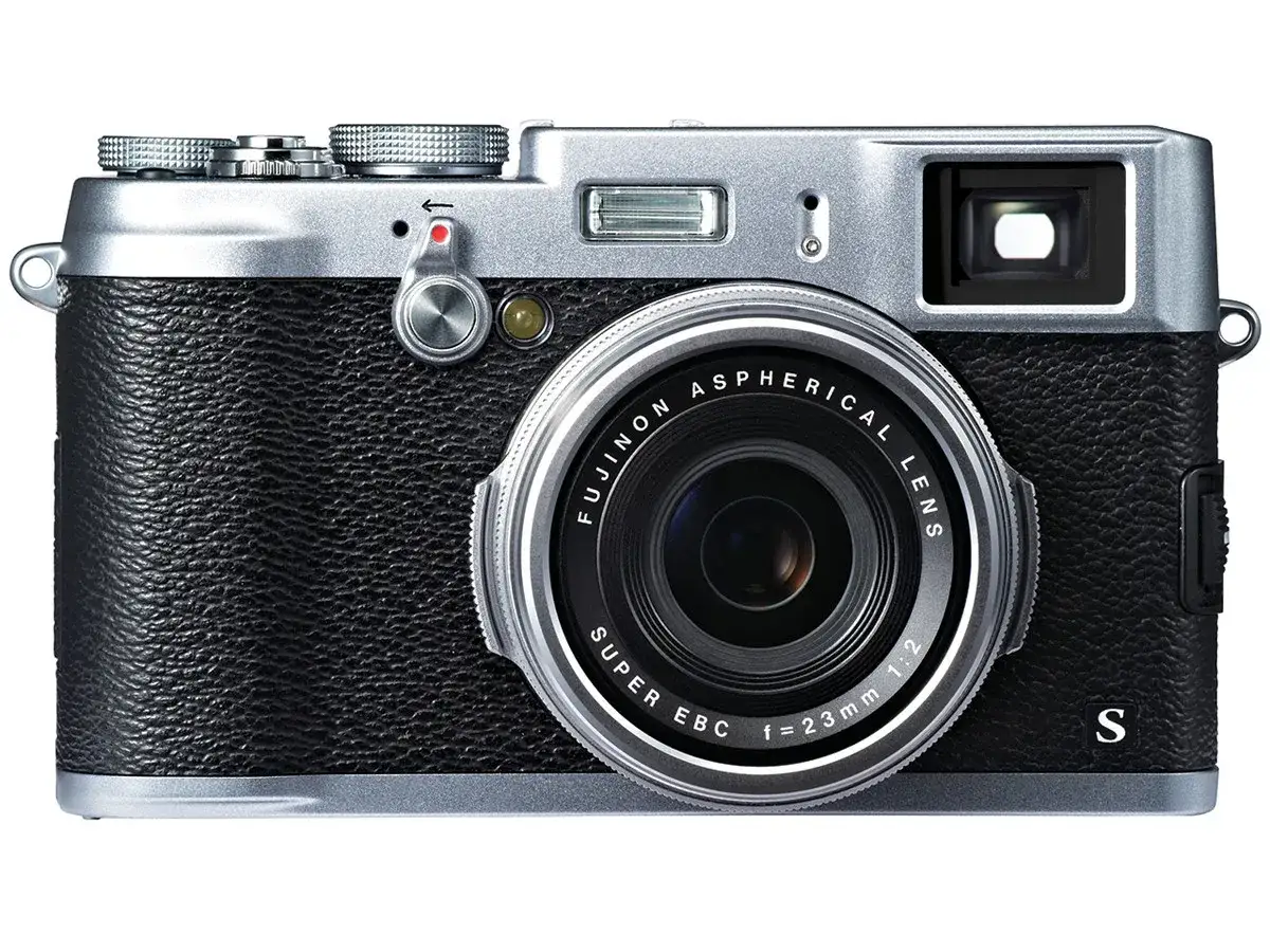 Elegancki aparat Fujifilm X100S z czarnym, sk&oacute;rzanym gripem i srebrną obudową. Idealny do uchwycenia każdej chwili.
