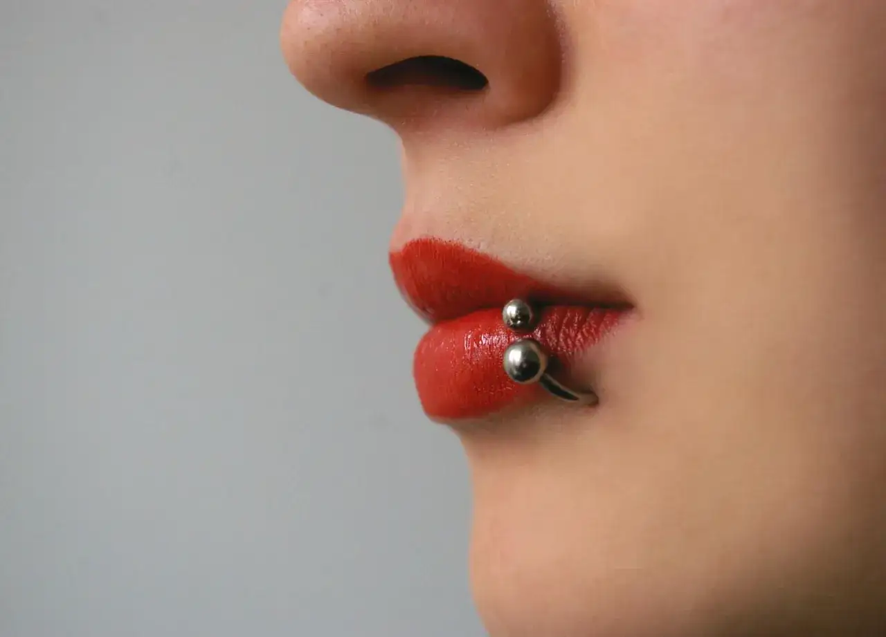 różne rodzaje piercingu ciała