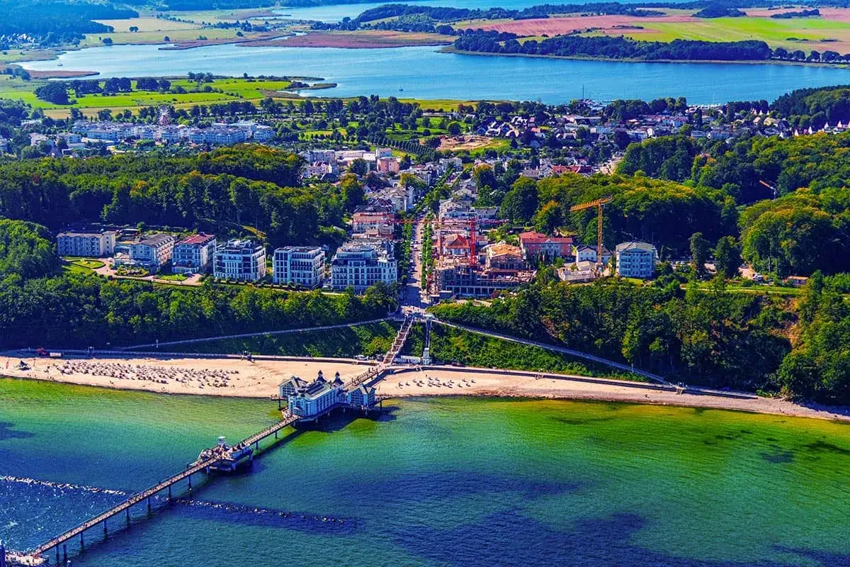 Sellin liegt an der Ostsee auf Rügen. Die Aufnahme zeigt die Seebrücke, den Strand und die Bäderarchitektur des Ortes.