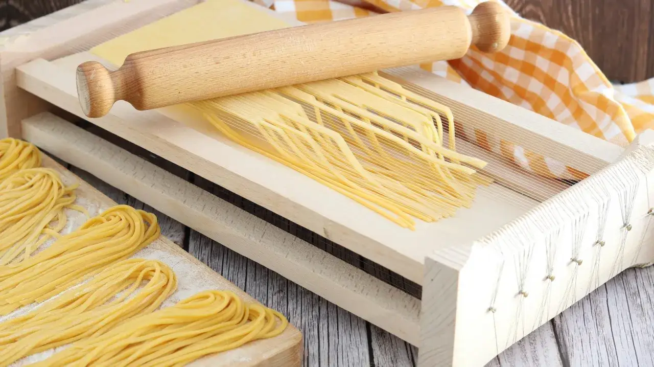 Pasta fresca tagliata con la chitarra, pronta per essere cucinata. Un classico della tradizione italiana.