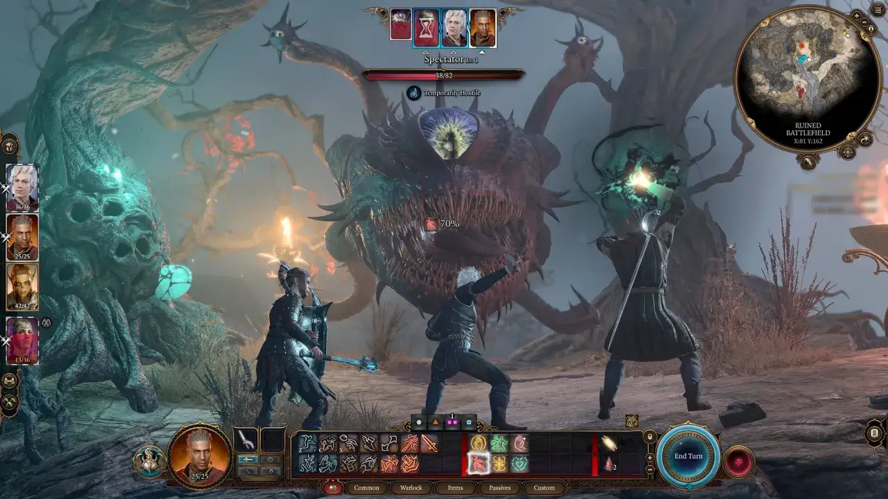 Gracze w Baldur's Gate na Xbox walczą z potworem. Na ekranie widać drużynę, potwora i interfejs gry.
