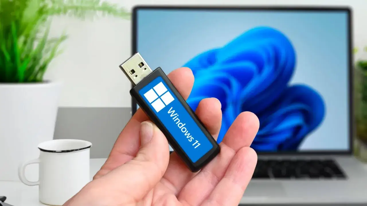 Pendrive z logo Windows 11 gotowy do instalacji systemu. Dowiedz się, jak zainstalować Windows 11.
