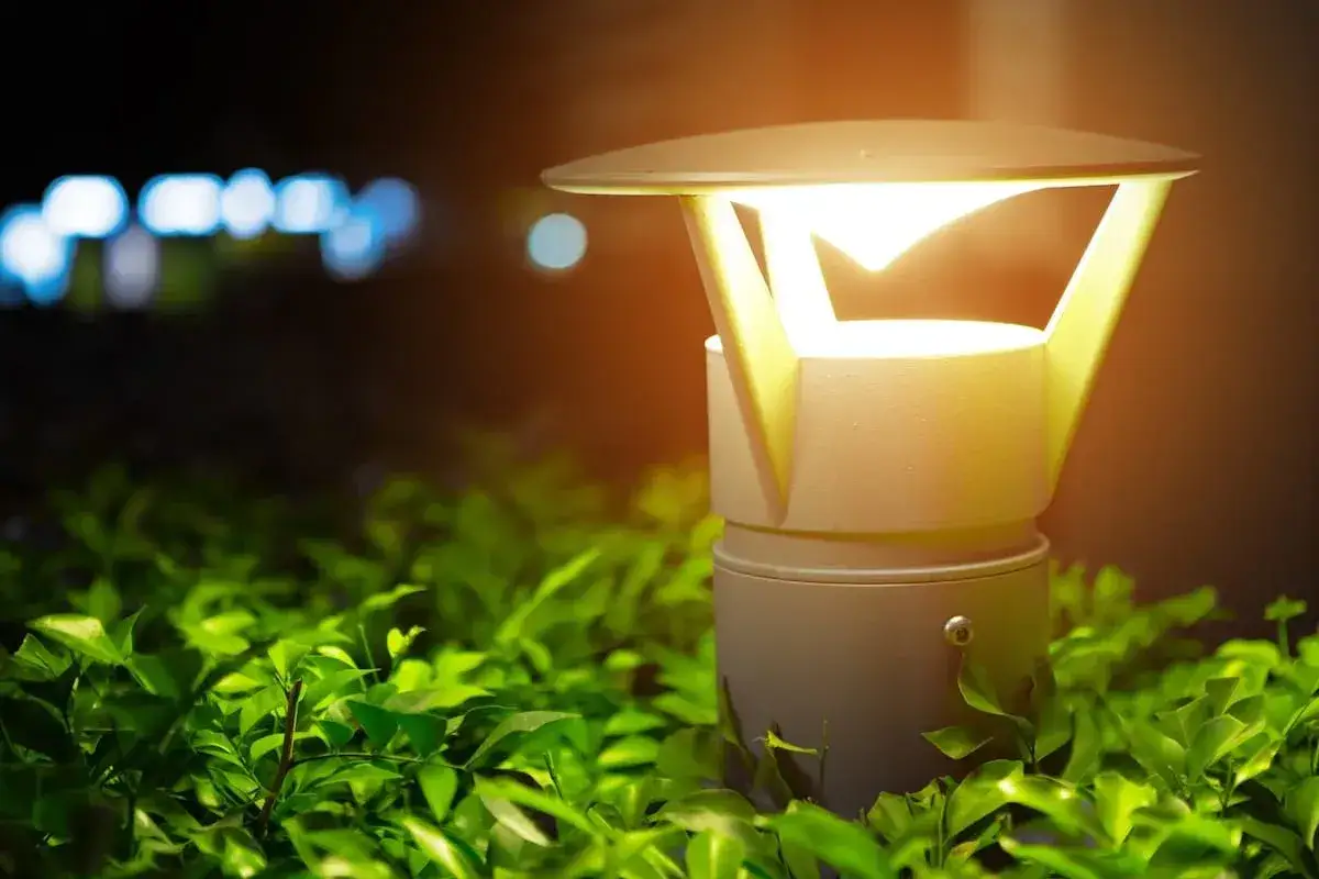 Lámpara moderna de jardín, con diseño elegante y luz cálida. Su clasificación IP44 es para exterior, resistiendo la intemperie.