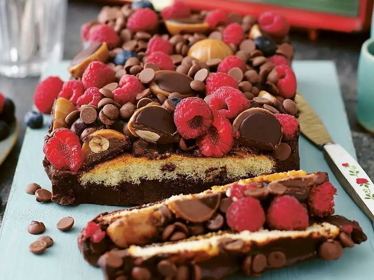 En härlig radiokaka, ett originalrecept, täckt med choklad, hallon och nötter.