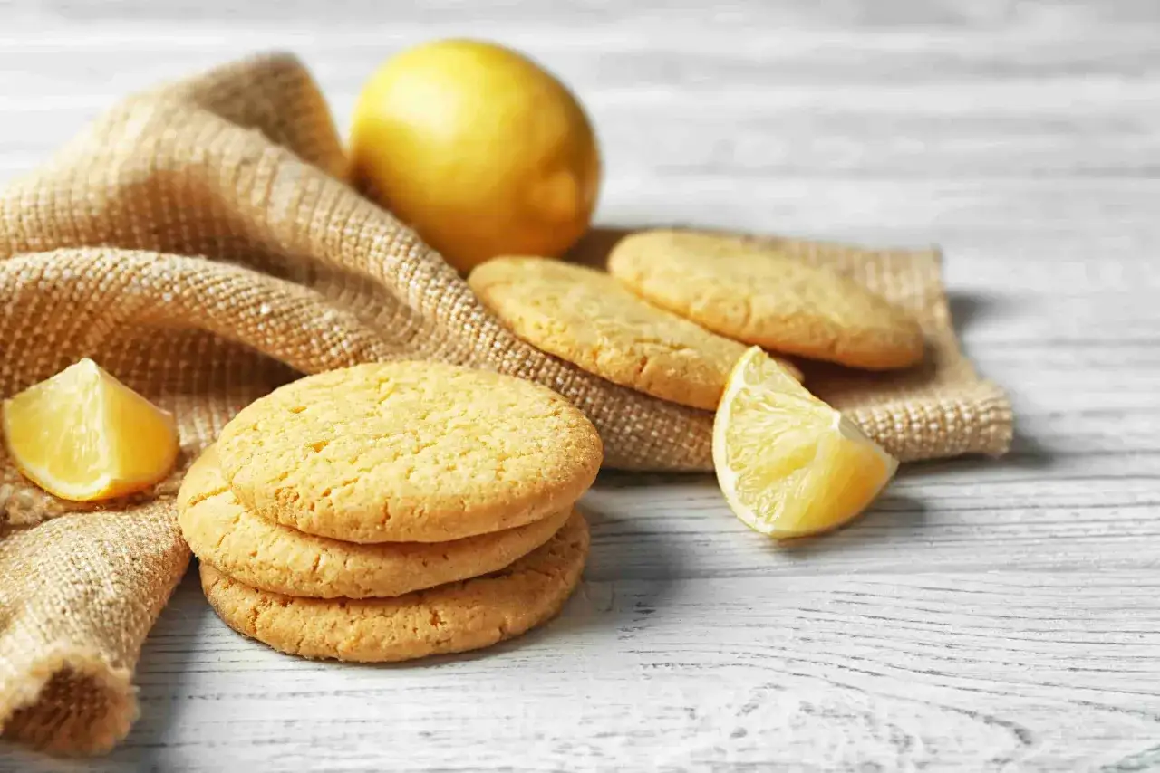 Biscuits citronn&eacute;s sur une toile de jute, parfaits pour savoir que faire avec 3 jaunes d'oeufs restant.