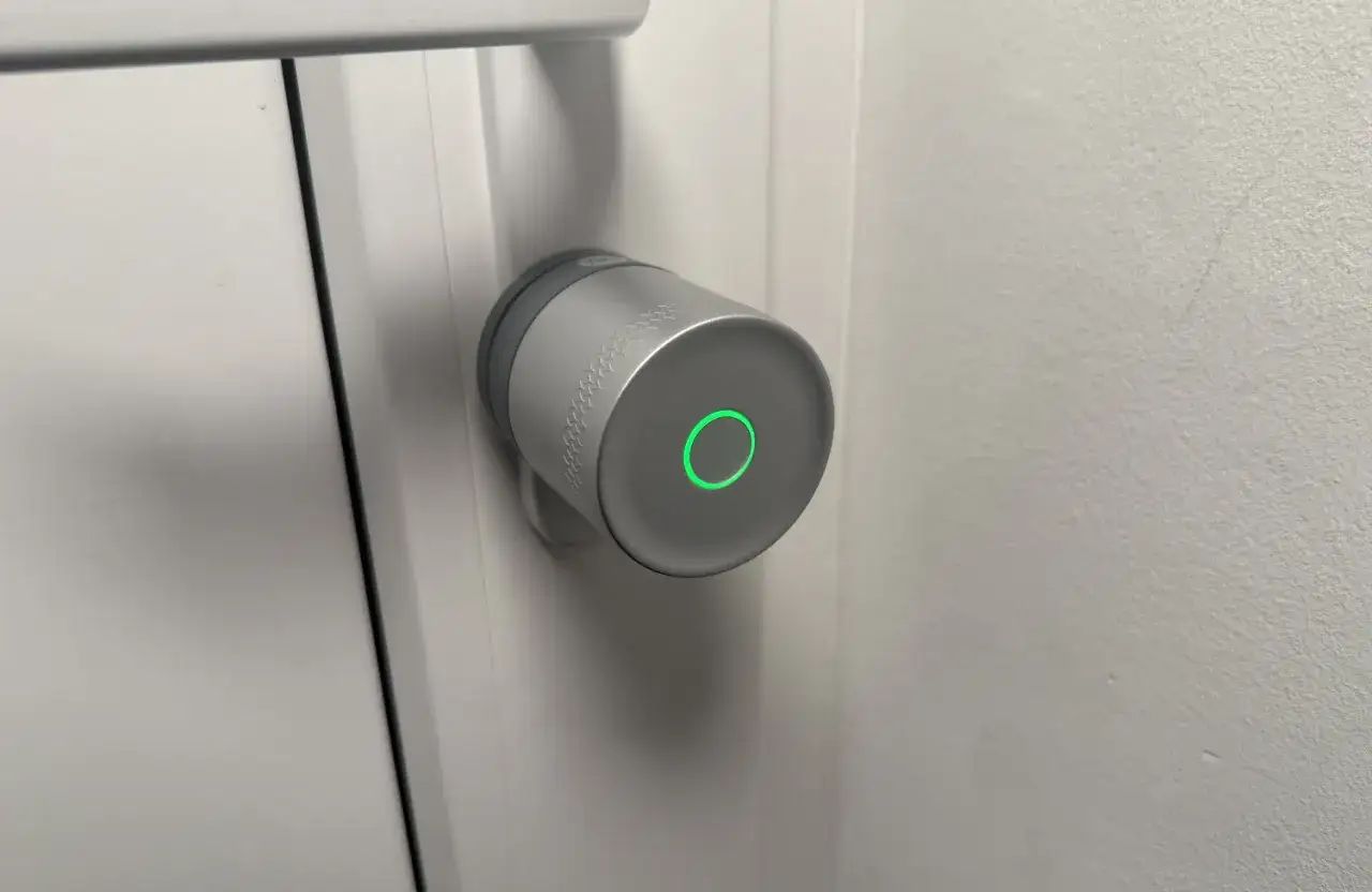 Yale Linus smartl&aring;s med gr&ouml;n lysande ring, redo att l&aring;sa upp. Ett modernt hem utan problem.