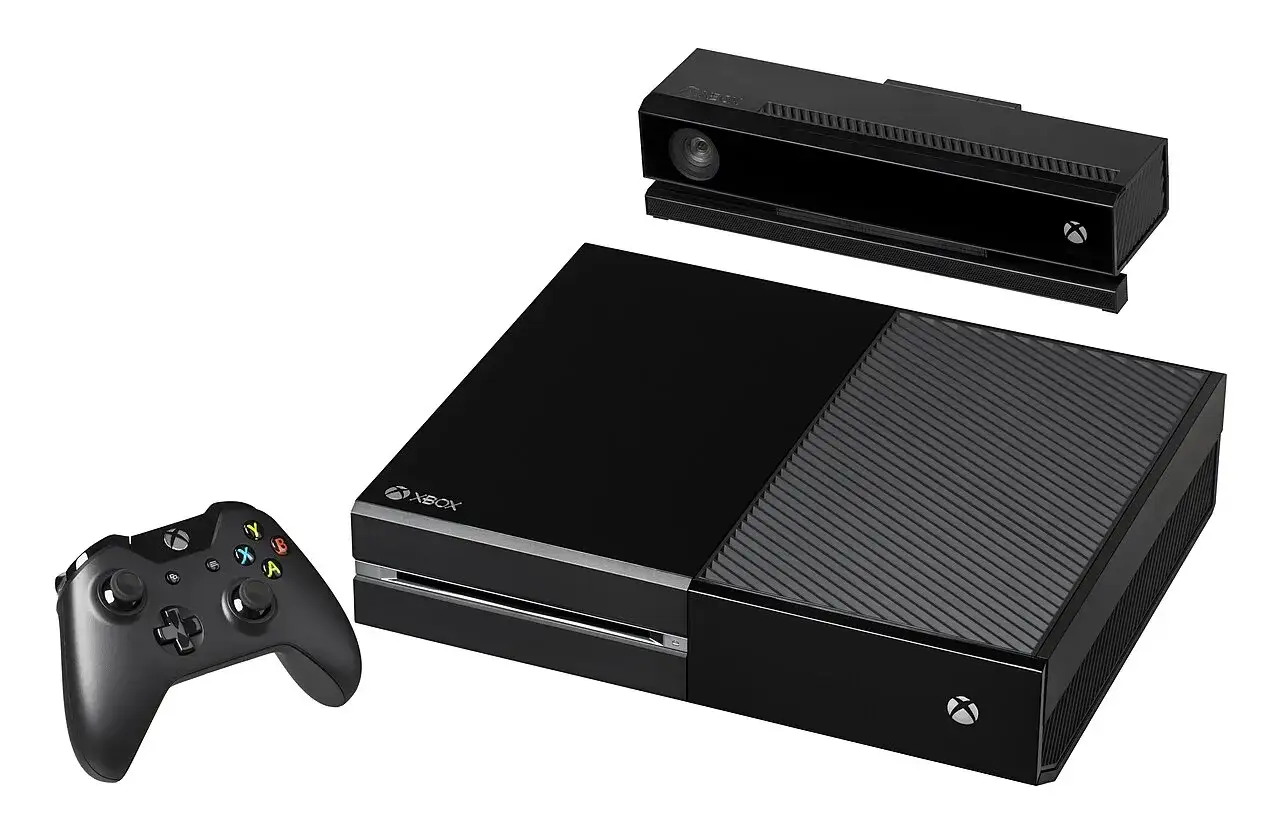 Konsola Xbox One z kontrolerem i sensorem Kinect. Premiera Xbox One miała miejsce w 2013 roku.