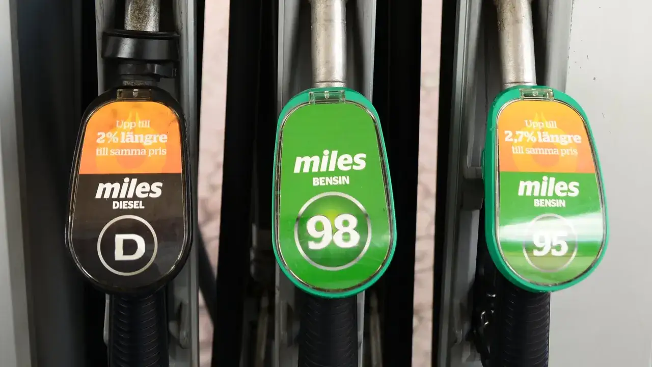 Tre bensinpumpar: diesel, bensin 98 och bensin 95. Välj blyfri bensin för din bil.