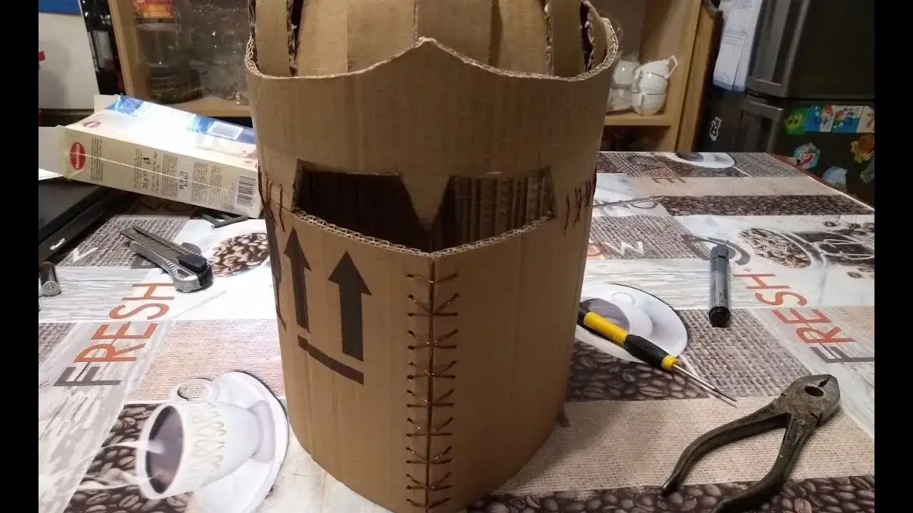 hełm rycerza z kartonu diy r&oacute;żne typy