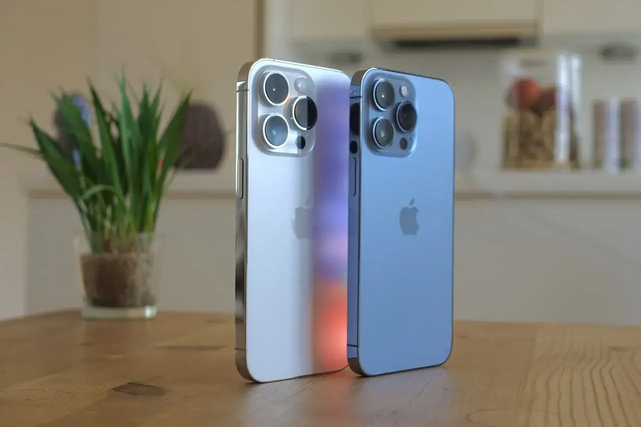 iPhone 13 Pro w dłoni