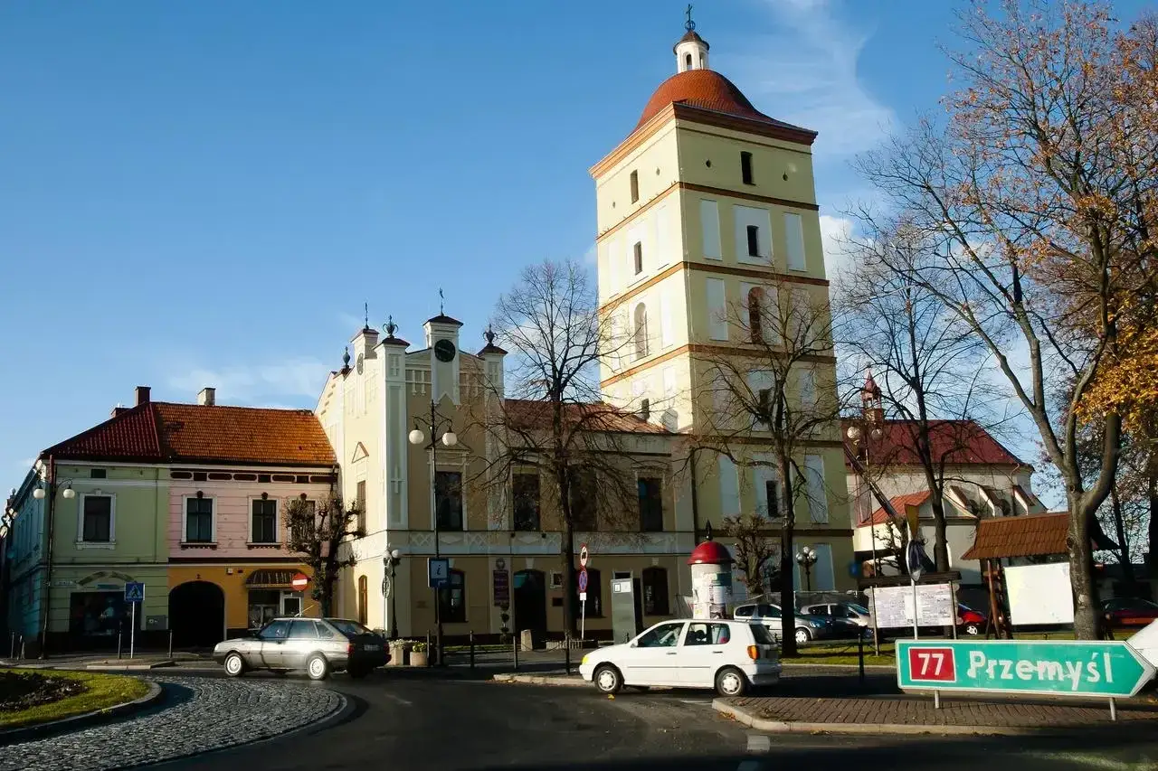 Wieża ratuszowa i zabytkowe kamienice w Leżajsku, które są jednymi z głównych atrakcji miasta.
