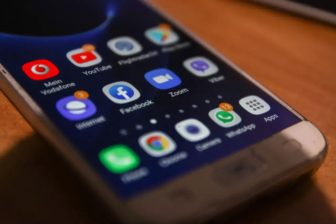 Ekran smartfona z ikonami aplikacji: YouTube, Facebook, Zoom, WhatsApp. Chcesz wiedzieć, jak przyspieszyć tablet?
