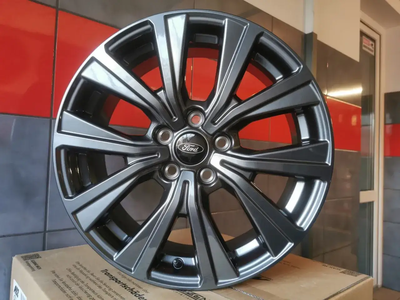 Elegancka felga Ford Vignale w kolorze grafitowym, z logo Ford na środku, gotowa do montażu.