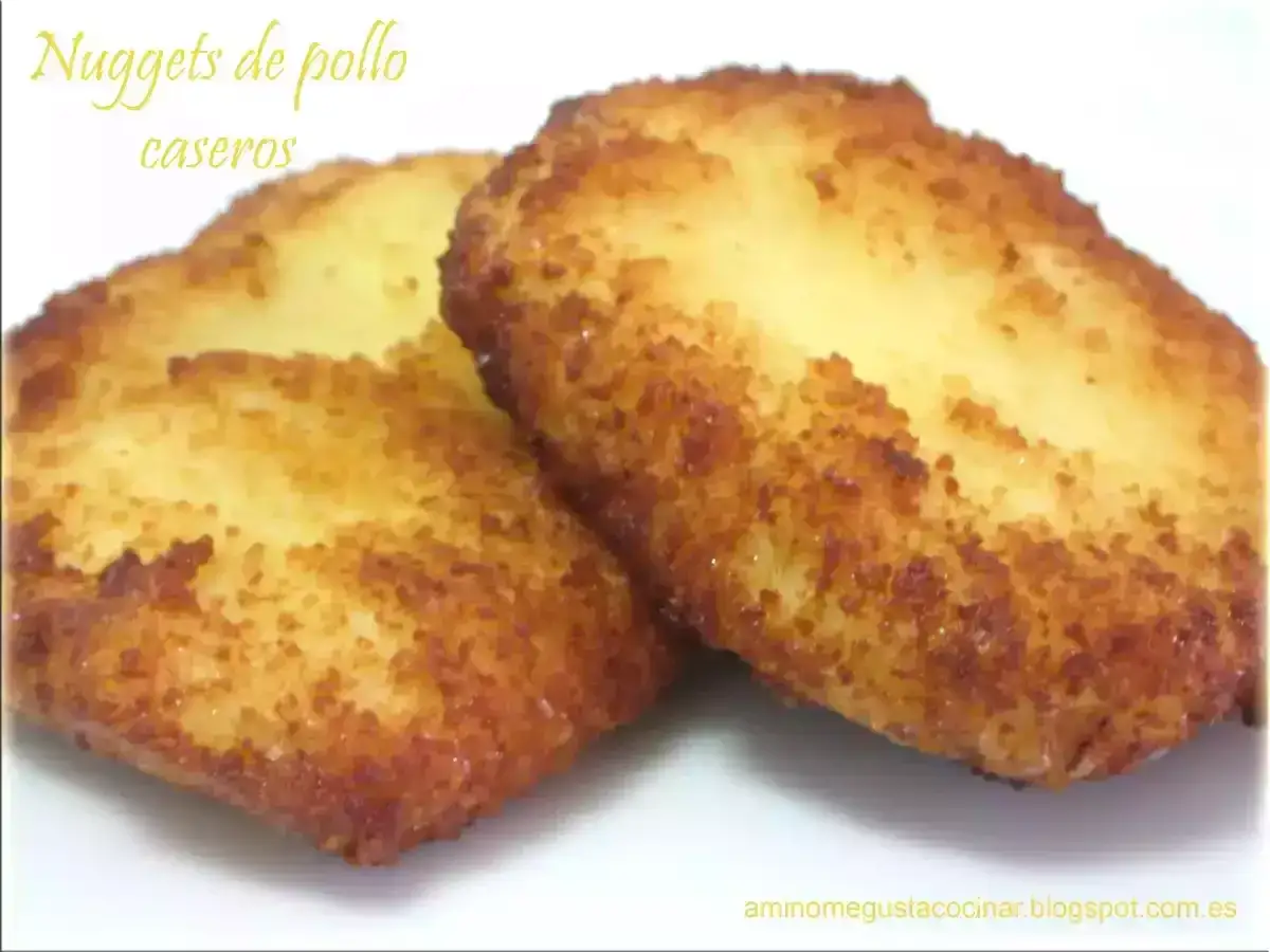 Dos dorados nuggets caseros, crujientes por fuera y tiernos por dentro, listos para disfrutar.