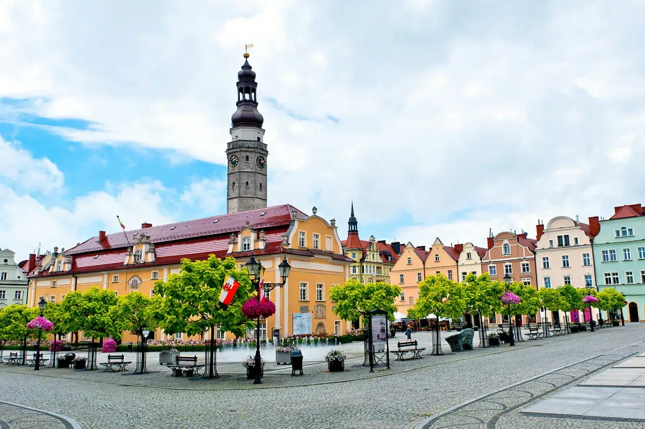 Rynek w Bolesławcu, z charakterystyczną wieżą ratuszową i kolorowymi kamieniczkami, to główne bolesławiec atrakcje.