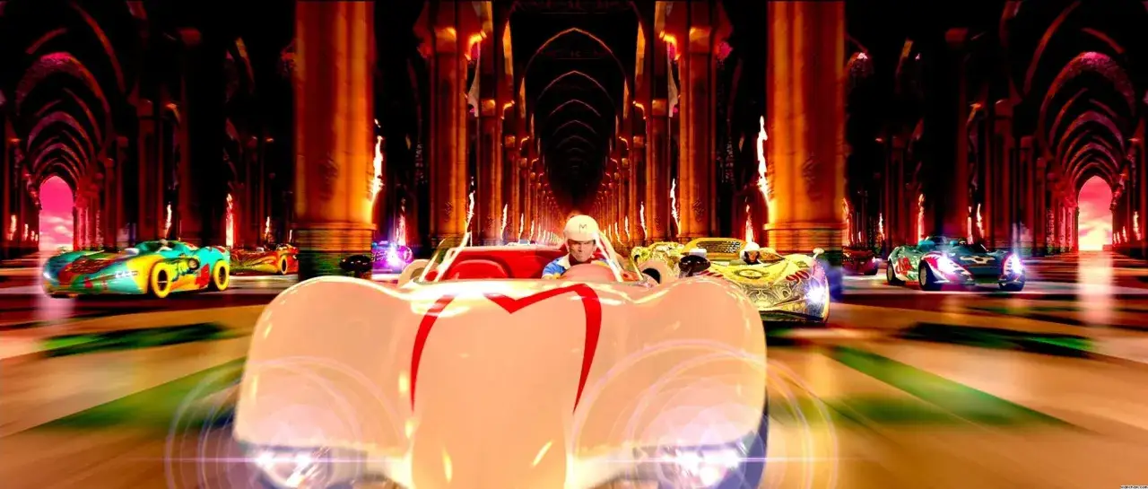 Speed Racer w swoim białym Mach 5 ściga się z innymi kolorowymi autami w filmie o wyścigach samochodowych.