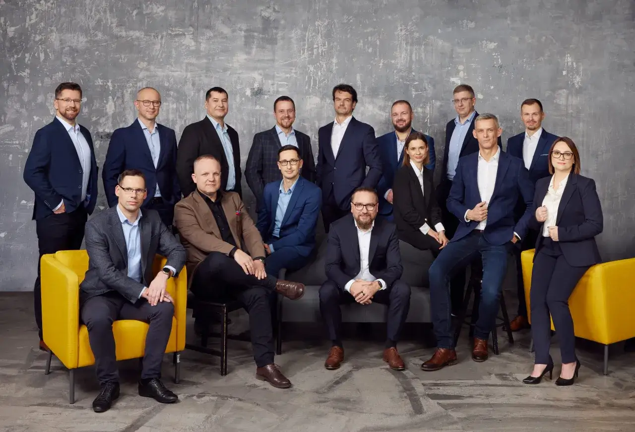 Grupa profesjonalistów w garniturach, którzy mogą prowadzić szkolenia.
