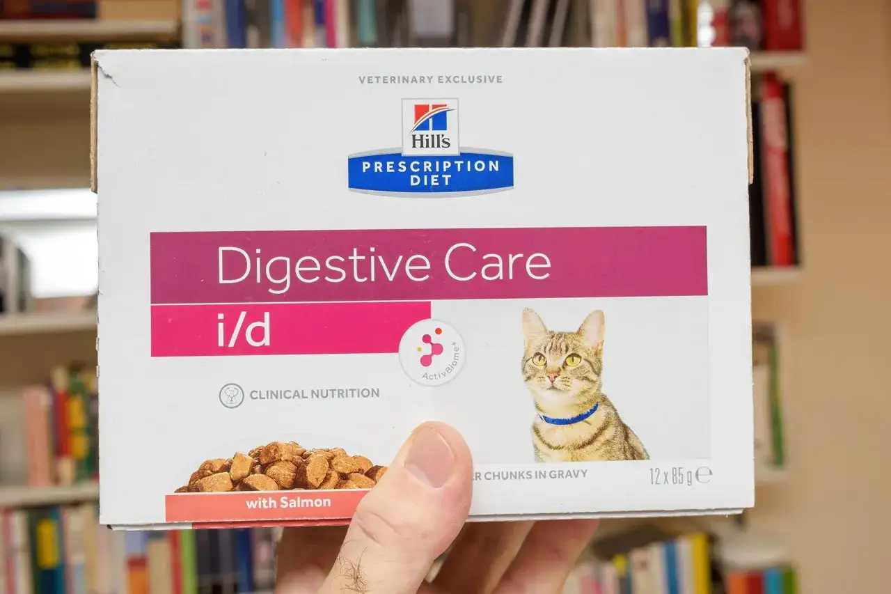 Karma Hill's Prescription Diet i/d Digestive Care z łososiem, idealna co na osłabienie po wymiotach u kota. Opakowanie 12x85g.