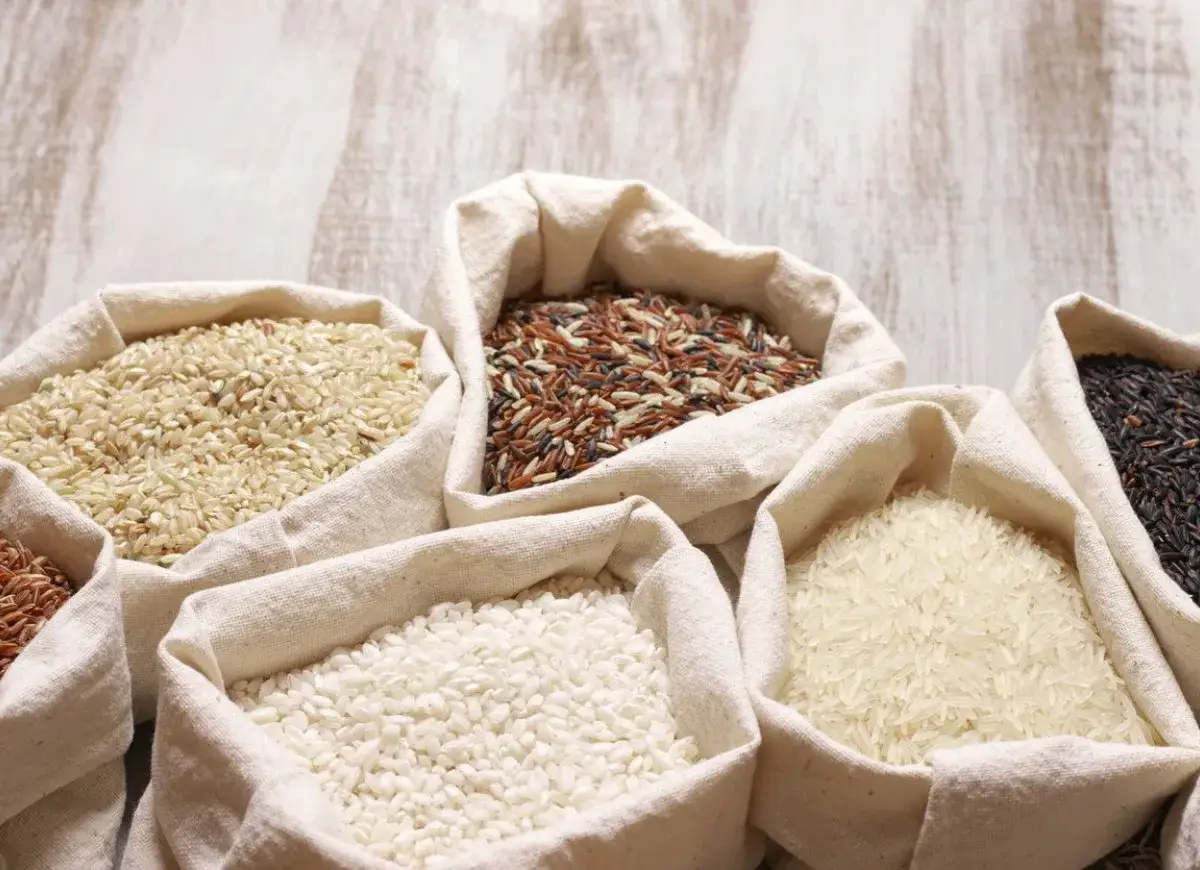 różne rodzaje ryżu sypkiego (basmati, jaśminowy, parboiled)